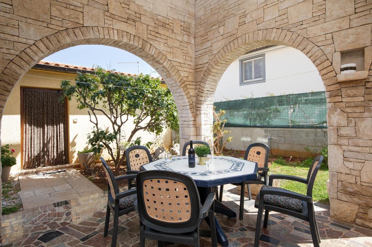 מדולין Modern Stone House With Flowers & Playground מראה חיצוני תמונה