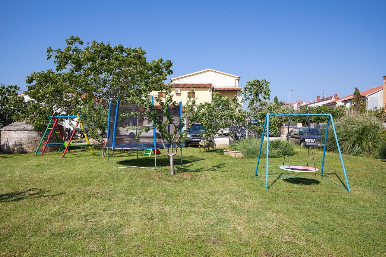 מדולין Modern Stone House With Flowers & Playground מראה חיצוני תמונה