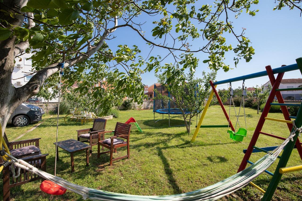 מדולין Modern Stone House With Flowers & Playground מראה חיצוני תמונה