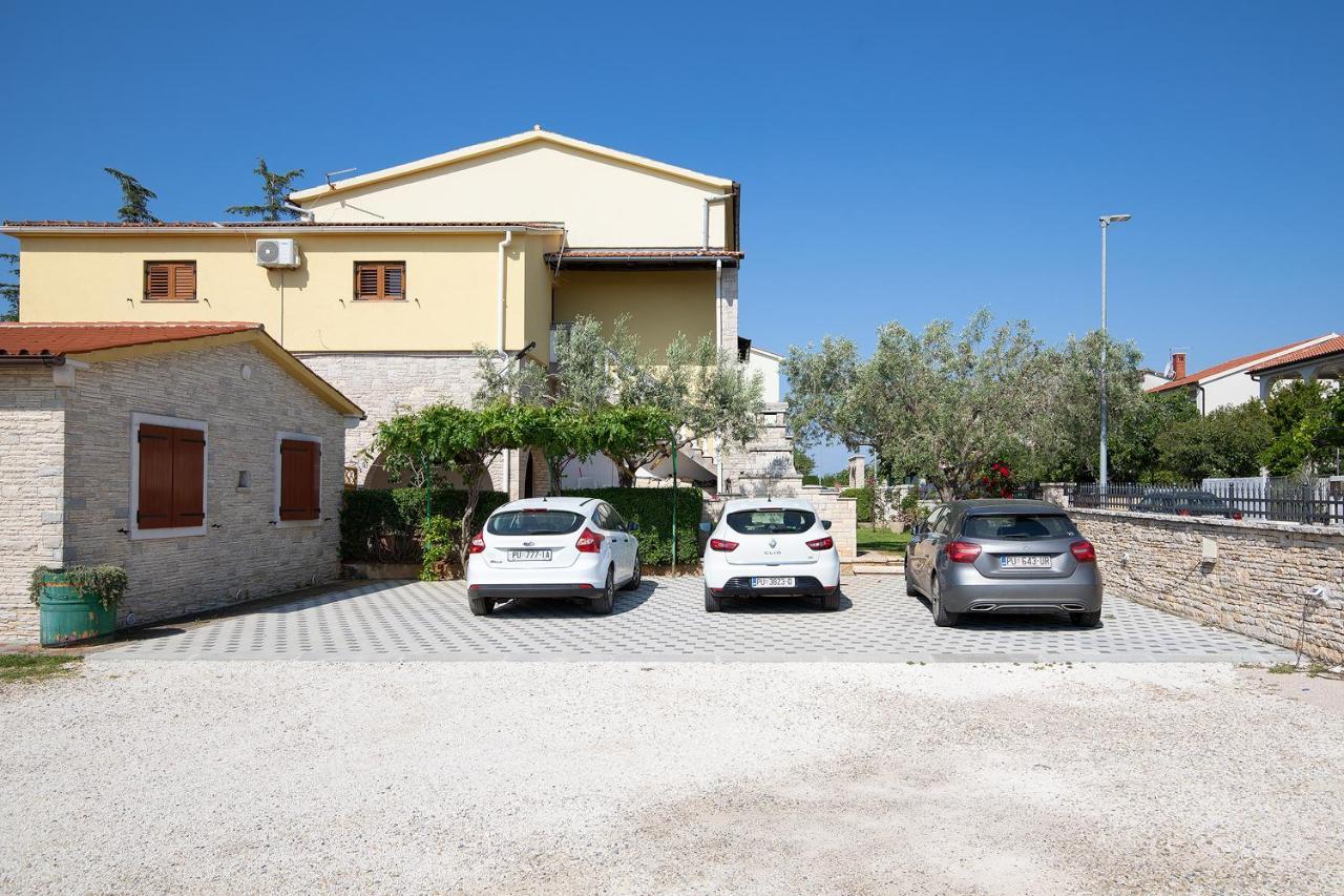 מדולין Modern Stone House With Flowers & Playground מראה חיצוני תמונה