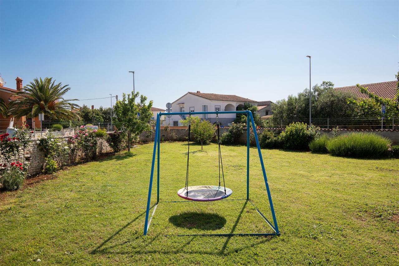 מדולין Modern Stone House With Flowers & Playground מראה חיצוני תמונה