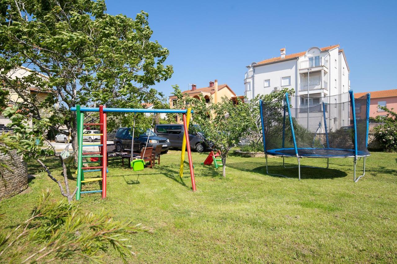מדולין Modern Stone House With Flowers & Playground מראה חיצוני תמונה
