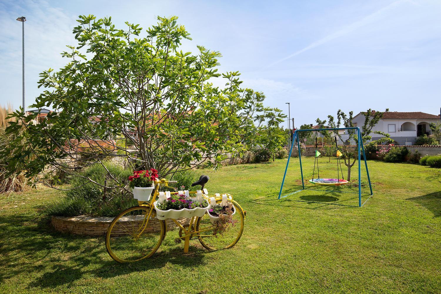 מדולין Modern Stone House With Flowers & Playground מראה חיצוני תמונה